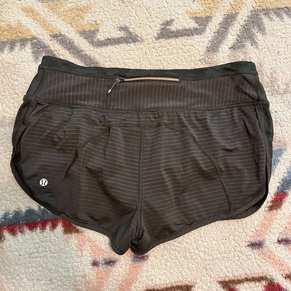 $68 Lululemon RUN FOR DAYS Shorts Deep Green Camo in Size 8 - Picture 9 of 10